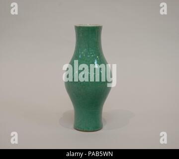 Vaso. Cultura: la Cina. Dimensioni: H. 10 3/8 in. (26,4 cm); W. 4 1/2 in. (11,4 cm); Diam. di RIM: 2 3/4 in. (7 cm); Diam. del piede: 2 7/8 in. (7.3 cm). Museo: Metropolitan Museum of Art di New York, Stati Uniti d'America. Foto Stock