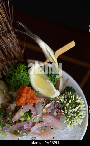 Elegantemente preparato Sugarello Tataki sulla sommità di ghiaccio Foto Stock