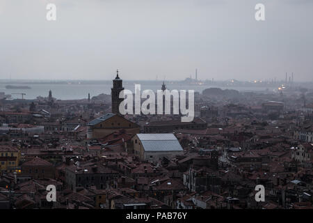 Angolo di alta vista di Venezia centro storico citysape in un giorno di pioggia in Italia Foto Stock