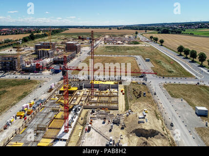 Sito in costruzione di gru e le conchiglie per case nuove, sullo sfondo la preparazione dell'area per il parcheggio di autovetture, foto aerea, realizzata con d Foto Stock