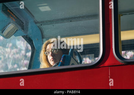 Signora guardando fuori della finestra su un bus di Londra Foto Stock