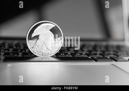 Titan bitcoin coin simbolo sul laptop. Concetto di moneta finanziaria, crypto simbolo della valuta. Blockchain mining. Denaro digitale e virtual cryptocurrency concetto. Affari, commerciali. Foto Stock