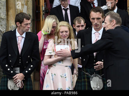 Ritrasmesso rimozione dei maschi nome (sinistra) e il riferimento al Padre che lo sostituisce con i membri della famiglia Georgina MacPhail (centro) e membri della famiglia di lasciare i cappotti funerale Home, in Coatbridge, seguendo il funerale del suo sei-anno-vecchio figlia Alesha MacPhail, il cui corpo era stato trovato su Isle of Bute all inizio di questo mese. Foto Stock