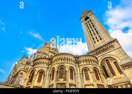 Lato posteriore della basilica del Sacre Coeur de Montmartre in una bella giornata di sole con cielo blu. Chiesa del Sacro Cuore di Parigi in Francia e d'Europa. Religiosità popolare attrazione di Parigi. Foto Stock