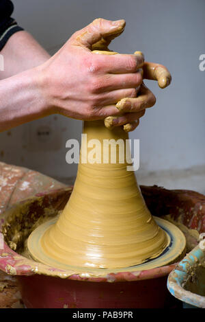 Le mani di un vasaio, creazione di un vaso di terracotta Foto Stock