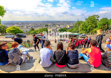 Parigi, Francia - luglio 3, 2017: persone sulla scalinata della Basilica del Sacro Cuore godere la vista di Montmartre e Parigi, il punto più alto della città di Parigi, Francia. Foto Stock