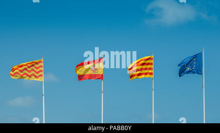 Unione Europea, Catalano, Spagnolo e Tarragonian bandiere su un montante contro un cielo blu. La regionale del governo catalano vuole separare f Foto Stock