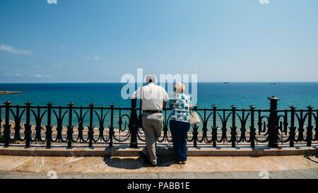 Tarragona, Spagna - 11 Luglio 2018: turisti affacciata della incontaminata Costa Daurada al dragoncello mediterranea del balcone Foto Stock