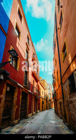 Ampio angolo di visione di strette strade antiche di Tarragona Catalogna Foto Stock