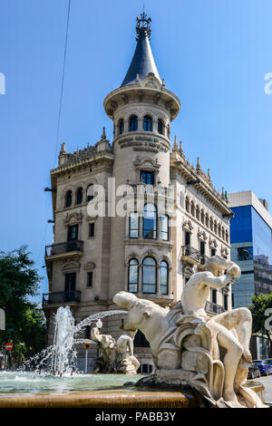 Tarragona, Spagna - 12 Luglio 2018: Fontana del Centenario decorato con sculture raffiguranti quattro continenti sulla Rambla Nova in ambito commerciale centr Foto Stock