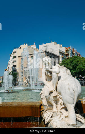 Tarragona, Spagna - 12 Luglio 2018: Fontana del Centenario decorato con sculture raffiguranti quattro continenti sulla Rambla Nova in ambito commerciale centr Foto Stock