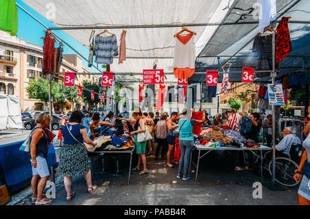 Tarragona, Spagna - 12 Luglio 2018: gli amanti dello shopping al mercato di strada uscita sulla Rambla Nova in Tarragona vendita abiti di sconto Foto Stock