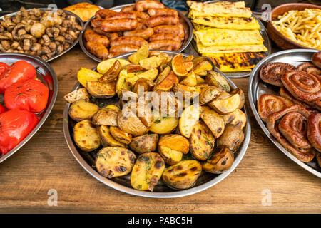 Patate fritte in grandi fette, patatine fritte Foto Stock