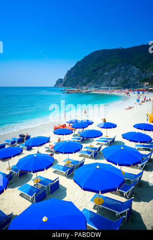 Sunny vacanza estiva in spaggia di Fegina, Monterosso al Mare, Cinque Terre Liguria, Italia Foto Stock