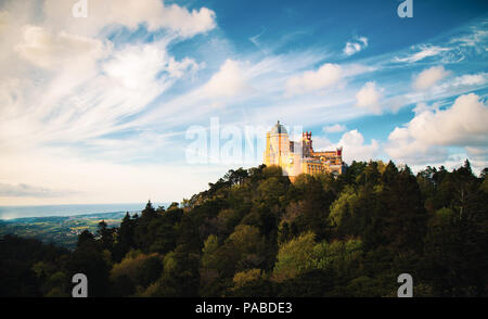 Panorama della coloratissima Pena Palace, Sintra, Lisbona, Portogallo Foto Stock
