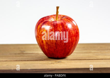 Le mele rosse in attesa di essere consumati sul tavolo della cucina Foto Stock