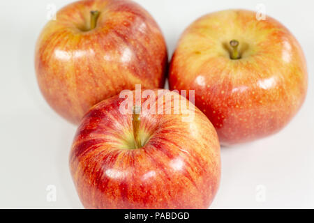 Le mele rosse in attesa di essere consumati sul tavolo della cucina Foto Stock