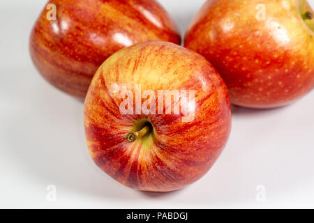 Le mele rosse in attesa di essere consumati sul tavolo della cucina Foto Stock