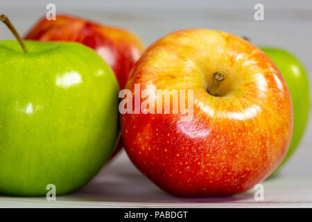 Verde e Rosso e mele in attesa di essere consumati sul tavolo della cucina Foto Stock