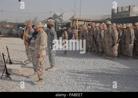 I membri del trentesimo Costruzione navale Reggimento ed il 143D Expeditionary Supporto comando, stare insieme nel corso di una cerimonia commemorativa svoltasi a Kandahar Airfield in onore di coloro che hanno perso la vita a Settembre 11, 2001, e per rendere omaggio ai soldati e le donne che hanno pagato il sacrificio estremo a sostegno delle operazioni Iraqi Freedom e Enduring Freedom. 30NCR, homeported in Port Hueneme, California, e il 143d ESC, basato in Orlando, Florida, sono dispiegate in Afghanistan a sostegno dell'Operazione Enduring Freedom. Foto Stock