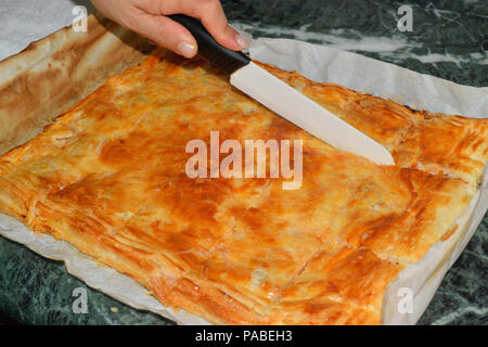 Close-up del taglio di una pasta sfoglia torta Foto Stock