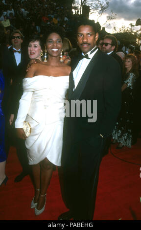 LOS ANGELES, CA - MARZO 30: attrice Pauletta Washington e attore Denzel Washington assistere al sessantaquattresimo annuale di Academy Awards su Marzo 30, 1992 a Dorothy Chandler Pavilion di Los Angeles, California. Foto di Barry re/Alamy Stock Photo Foto Stock