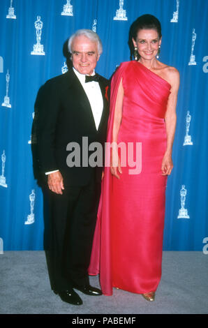 LOS ANGELES, CA - MARZO 30: Presidente della Motion Picture Association of America Jack Valenti e attrice Audrey Hepburn assistere al sessantaquattresimo annuale di Academy Awards su Marzo 30, 1992 a Dorothy Chandler Pavilion di Los Angeles, California. Foto di Barry re/Alamy Stock Photo Foto Stock