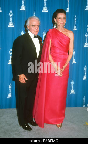 LOS ANGELES, CA - MARZO 30: Presidente della Motion Picture Association of America Jack Valenti e attrice Audrey Hepburn assistere al sessantaquattresimo annuale di Academy Awards su Marzo 30, 1992 a Dorothy Chandler Pavilion di Los Angeles, California. Foto di Barry re/Alamy Stock Photo Foto Stock