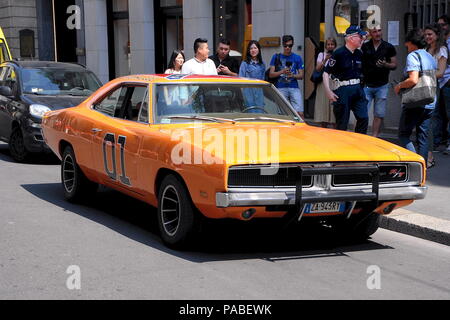 Una replica del famoso 'Generale Lee" 1969 Dodge Charger vettura guidata nella serie televisiva dei duchi di Hazzard ha ricevuto un biglietto di parcheggio mentre è parcheggiato in Milano, Italia. Passanti hanno preso le immagini con la vettura come era parcheggiata su Via Monte Napoleone, un elegante strada per lo shopping in città. Dotato di: Generale Lee Dove: Milano, Italia Quando: 20 giu 2018 Credit: IPA/WENN.com * * disponibile solo per la pubblicazione in UK, USA, Germania, Austria, Svizzera** Foto Stock