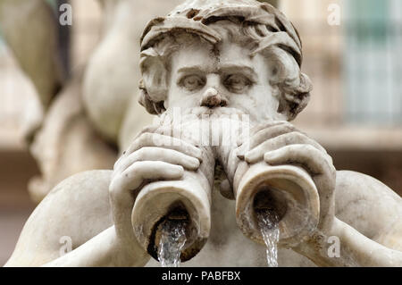 Un Tritone soffia su una conchiglia su la Fontana del Moro fontana a Piazza Navona a Roma Foto Stock