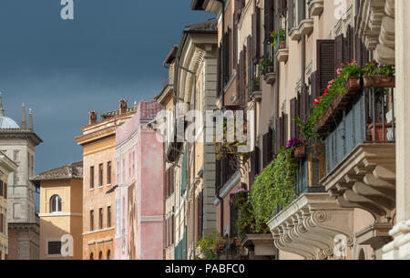 Gli edifici colorati di rivestimento del Piazza Navona a Roma Foto Stock