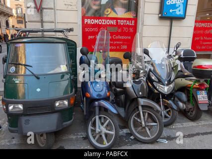 Scooter si affollano i parcheggi in Roma, ma c'è sempre spazio per un APE! Foto Stock