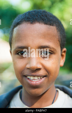Valle dell'Omo, Etiopia - Sep 20, 2011: Ritratto di un misterioso uomo Etiope in Etiopia, Sep.20, 2011. Persone in Etiopia soffrono di povertà a causa di Foto Stock