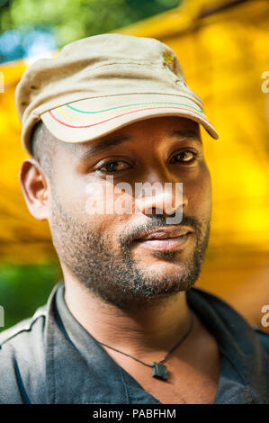 Valle dell'Omo, Etiopia - Sep 20, 2011: Ritratto di un Etiope non identificato uomo militare in Etiopia, Sep.20, 2011. Persone in Etiopia soffrono di povert Foto Stock