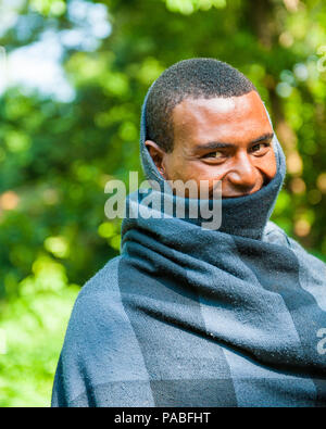 Valle dell'Omo, Etiopia - Sep 20, 2011: Ritratto di un misterioso uomo Etiope coperto con nero e blu coperta Etiopia, Sep.20, 2011. Persone in E Foto Stock