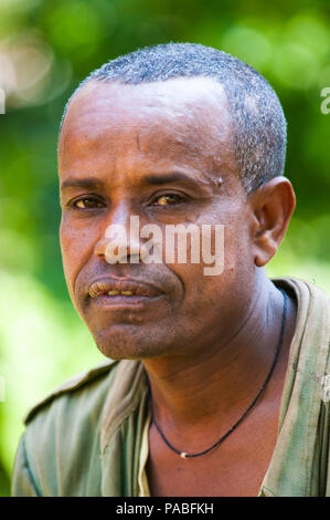 Valle dell'Omo, Etiopia - Sep 20, 2011: Ritratto di un misterioso uomo Etiope in Etiopia, Sep.20, 2011. Persone in Etiopia soffrono di povertà a causa di Foto Stock