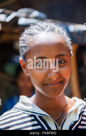Valle dell'Omo, Etiopia - Sep 20, 2011: Ritratto di un misterioso donna etiope in Etiopia, Sep.20, 2011. Persone in Etiopia soffrono di povertà a causa t Foto Stock