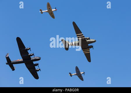 Battle of Britain Memorial Flight mostrato durante la RAF100 flypast al 2018 Royal International Air Tattoo di Fairford RAF. Foto Stock