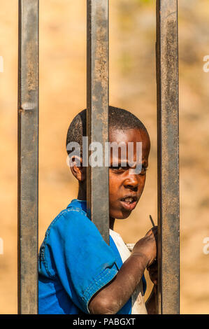 OMO, Etiopia - 21 settembre 2011: etiope non identificati . Persone in Etiopia soffrono di povertà a causa della situazione instabile Foto Stock