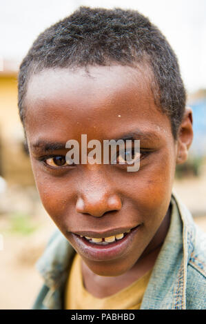 Valle dell'Omo, Etiopia - Sep 22, 2011: Non identificato ragazzo Etiope pone per la telecamera sorridente in Etiopia, Sep.22, 2011. Persone in Etiopia soffrono di pover Foto Stock