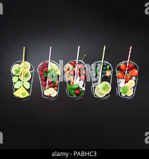 Dipinto di occhiali con cibi freschi ingredienti per frullati, bevande sulla lavagna. Square crop. Assortimento di coloratissimi succhi, bevande. Vista superiore Foto Stock