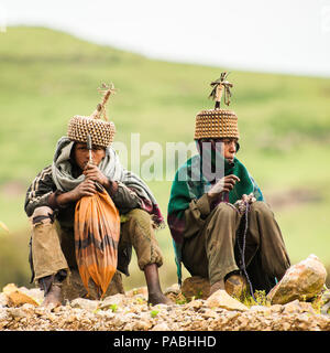 OMO, Etiopia - 22 settembre 2011: Unidentified etiope amici indossando i vestiti tradizionali. Persone in Etiopia soffrono di povertà a causa delle nazioni unite Foto Stock