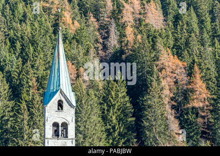 Vista del campanile della chiesa tra il bosco in autunno, nella Valle di Gressoney si trova in Valle d'Aosta, Italia settentrionale. Foto Stock