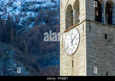 Vista del campanile della chiesa tra il bosco in autunno, nella Valle di Gressoney si trova in Valle d'Aosta, Italia settentrionale. Foto Stock