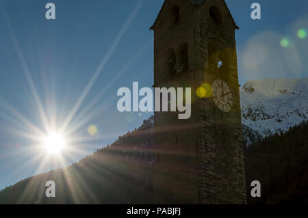 Vista del campanile della chiesa tra il bosco in autunno, nella Valle di Gressoney si trova in Valle d'Aosta, Italia settentrionale. Foto Stock