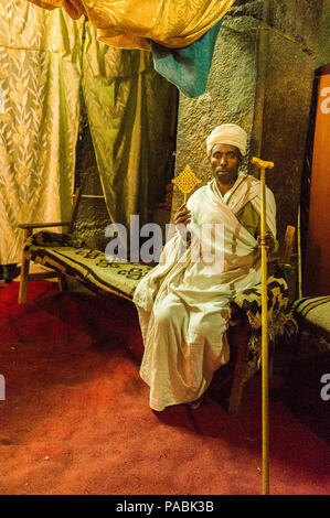 LALIBELA, Etiopia - Settembre 27, 2011: Non identificato religiosi etiopi manl. Persone in Etiopia soffrono di povertà a causa della situazione instabile Foto Stock