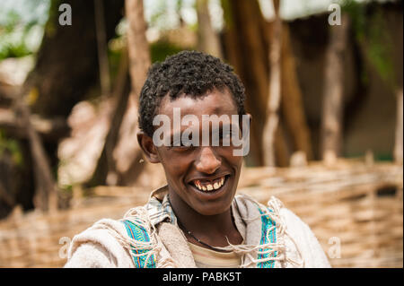 LALIBELA, Etiopia - Settembre 27, 2011: etiope non identificato uomo religioso. Persone in Etiopia soffrono di povertà a causa della situazione instabile Foto Stock