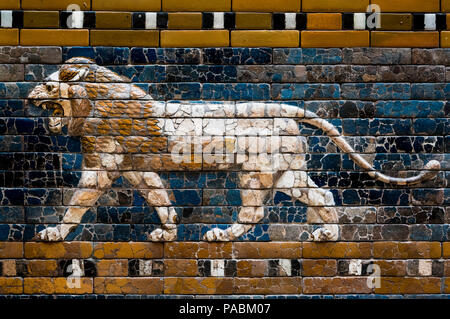 ISHTAR GATE di Nebukadnetsar ll Babilonia (6C BCE) Pergamon Museum Il Museo ISLAND BERLINO GERMANIA Foto Stock