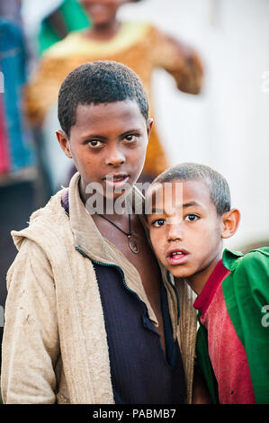 LALIBELA, Etiopia - Settembre 27, 2011: Non identificato amico etiope guardare nella telecamera. Persone in Etiopia soffrono di povertà a causa della instabilità Foto Stock