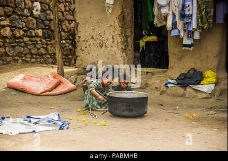 OMO, Etiopia - 21 settembre 2011: Unidentified bambini etiopi all'esterno. Persone in Etiopia soffrono di povertà a causa della situazione instabile Foto Stock